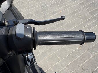 Yamaha X-Max 250 MomoDesign - 10