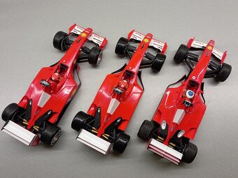 3x F1 FERRARI F2001 a F2000 SCHUMACHER HOTWHEELS 1:18 - 10
