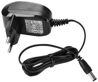 zachovalý bezšnúrový nabíjateľný vysávač ETA - 10