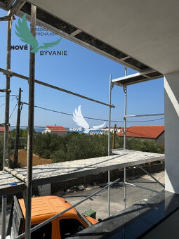 Novostavba domu s výhľadom na more a bazénom v Chorvátsku v - 10