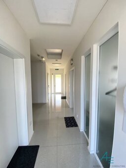Objekt s garážou , záhradou a parkovaním . - 10