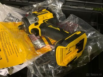 DeWALT DCF921NT Aku rázový uťahovák 1/2" (18V/406Nm/bez aku - 10