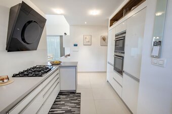 Luxusnký-izb. RD, bazén, garáž,zariadený v obci Šoporňa - 10