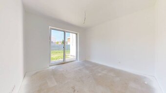 4 izbové rodinné domy priamo v centre obce Miloslavov, záhra - 10