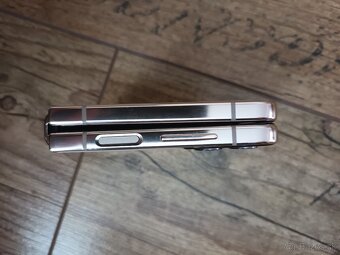 Samsung Galaxy Z Flip4 128 GB zlaty - 10