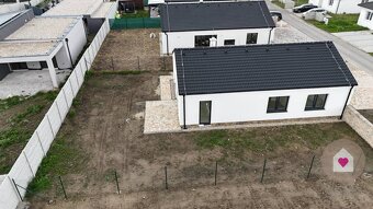 Krásny 4 izbový RD bungalov 92,26 m2 na pozemku 495 m2, Sene - 10