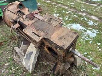 Predám kabínu na Zetor 25. Mam aj iné náhradné diely prevodo - 10