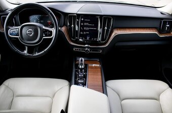 Volvo XC60 2.0 T8 Momentum AWD - 10