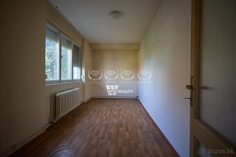 Na predaj: Jedinečný stavebný pozemok so starším rodinným do - 10
