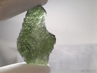 Krásný velký Vltavin z Chlumu, 14,36 gramu, ve stojánku - 10