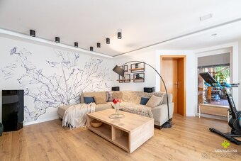 Štýlový a priestranný rodinný dom v slepej ulici s bazénom - 10