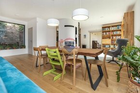 Moderná rodinná vila s nádychom luxusného minimalizmu priamo - 10