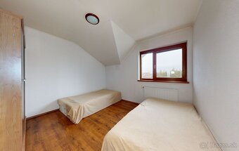 Priestranný rodinný dom v Rovinke - 10
