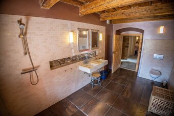 Krásne zrekonštruovaný historický dom v obci Vyhne - 10