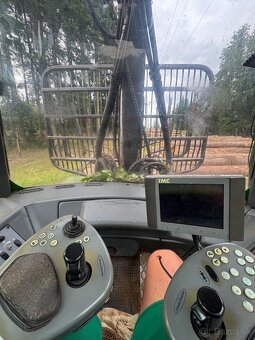 John Deere 810D - 10