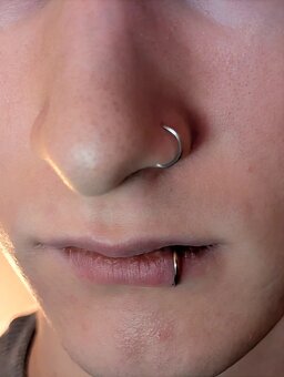 Falošný piercing na pery - 10