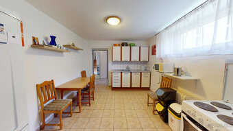 Na predaj rozmerný rodinný dom s pozemkom 2480 m2 v Dubnici - 10