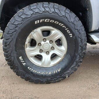 Mazda b2500.       Big food. - 10