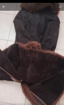 Kožuch tmavý s kapucňou, ŠABAC značka, midi: 36 číslo - 10