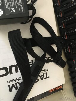 Tascam Portastudio TWO - Balenie, manualy, zdroj, popruh - 10