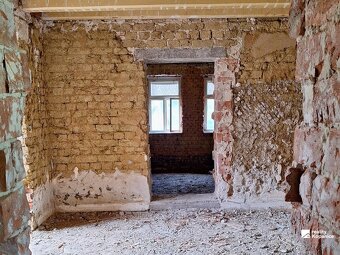 Veľkorysý vidiecky dom z nepálenej tehly čaká na druhú šancu - 10