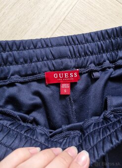 Guess tmavo cervene,namornicke modre logovane teplaky - 10