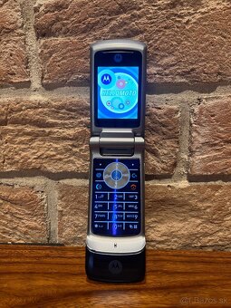 Motorola legendárne mobily RAZR V3/SLVR L7e/KRZR K1 - 10