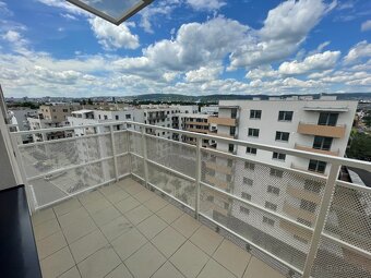 Svetlý 2 izbový apartmán Ružinov - 10