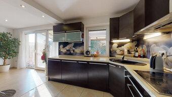 Výmerou nadštandardný rodinný dom, udržiavaná záhrada - 10