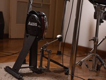 Predám málo používanú biciu súpravu (Alesis Crimson II) - 10