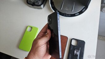 Apple iPhone 12 tmavý - 64GB, zdravie 85% - 10