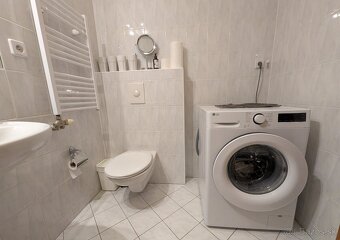 Prenájom bytu s loggiou pri jazere v časti Nové Mesto - 10