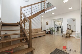 Veľký moderný rodinný dom v obľúbenej lokalite Jaroviec s mo - 10