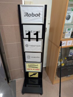 Vitrína (skrinka) a ostatný nábytok plus pútače do predajne - 10