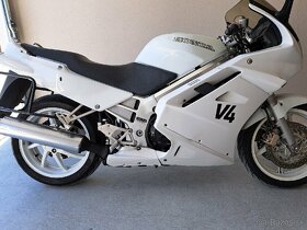 Honda VFR 750F RC36 - 10