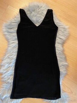 2x obtiahnuté šaty - 10