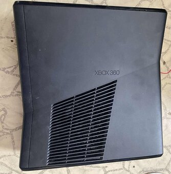 Predám tuto hernú xbox 360 s konzolu - 10