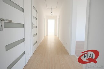 SKOLAUDOVANÝ RODINNÝ DOM, TEHLOVÁ STAVBA, IHNEĎ VOĽNÝ - 10