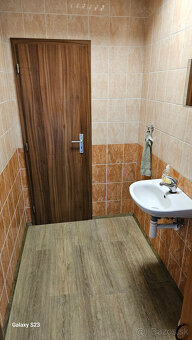 Na predaj samostatný skladový areál o výmere 900m2+2085m2 BA - 10