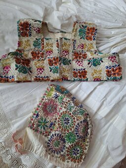 Rucne vysivany kroj zo Zvolenskej slatiny - 10