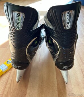 Hokejové korčule reebok us 10,5 + šnúrky howies - 10