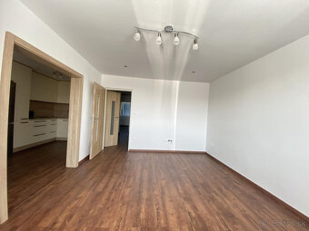 Na prenájom  3 izbový byt po rekonštrukcii s balkónom na uli - 10