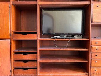 Darujem kvalitnú obývaciu stenu z dreva - 10