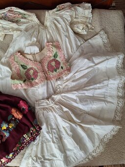 Detsky rucne vysivany kroj Zvolenska slatina - 10