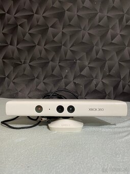 Xbox 360 + 2 ovládače + Kinect + hracia gitara - 10