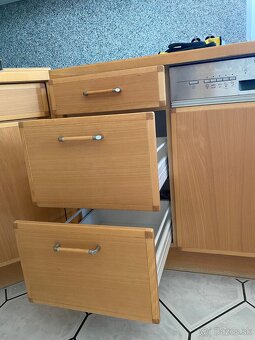 Moderná kuchynská linka so spotrebičmi - 10