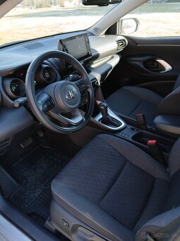 Toyota Yaris Hybrid 1.5 Comfort + Style + Tech - 10