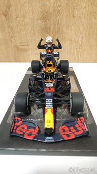 Max Verstappen 1:18 s figurkou - víťaz Monaco - 10