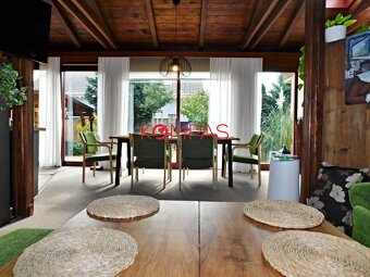 KRÁSNY RODINNÝ DOM SO ZÁHRADOU A DREVENÝM ALTÁNKOM V OBCI LU - 10