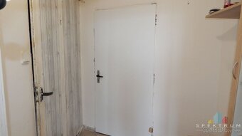SPEKTRUM REALITY- Na PREDAJ garsónka, 23 m2 s loggiou, okres - 10
